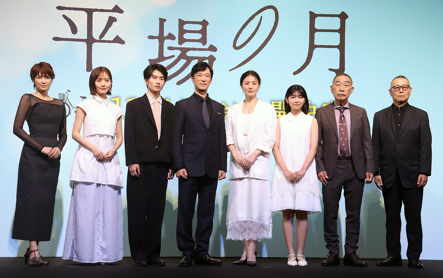 映画『平場の月』左から吉瀬美智子、中村ゆり、坂元愛登、堺雅人、井川遥、一色香澄、でんでん、土井裕泰監督 ©︎The Hollywood Reporter Japan