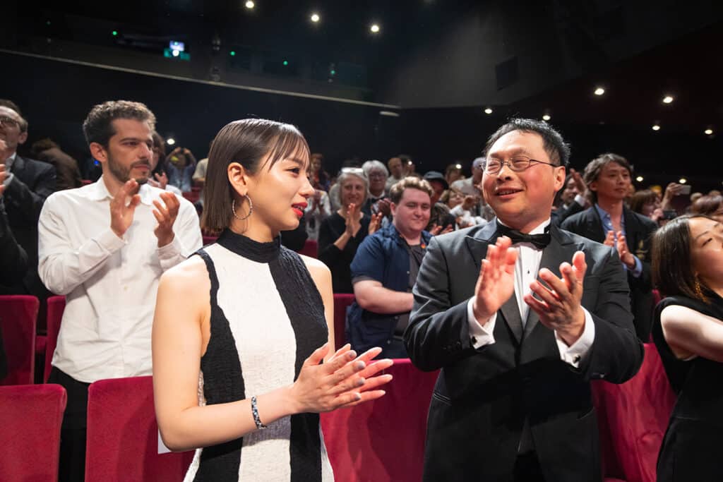 カンヌにて主演の齊藤京子と深田晃司監督 
 ⓒKazuko Wakayama