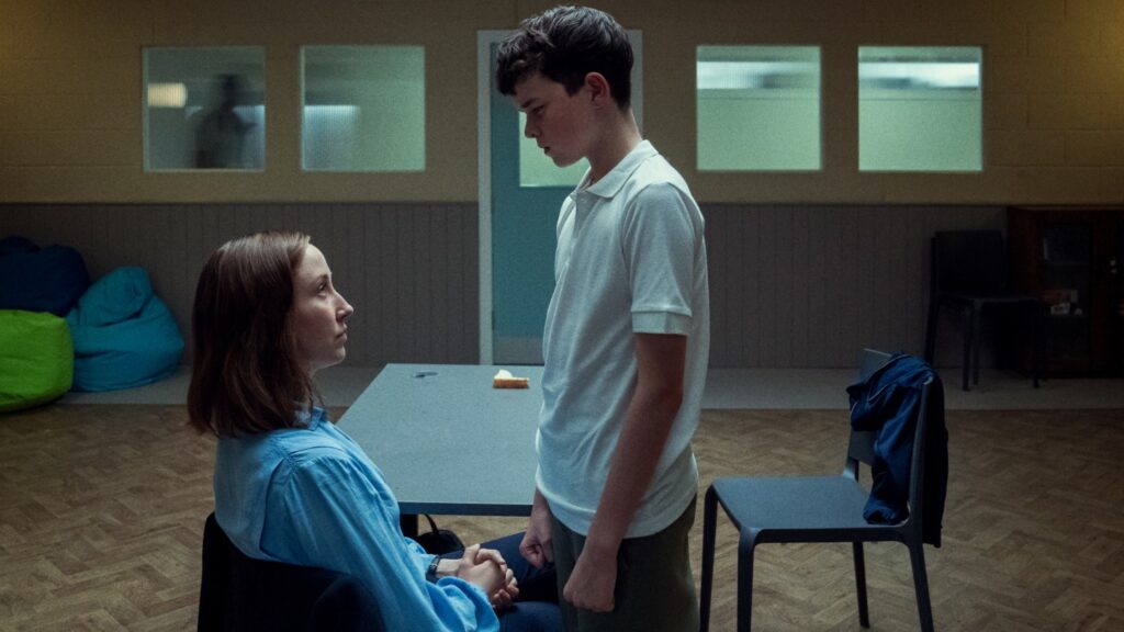 エリン・ドハーティ、オーウェン・クーパー、Netflixシリーズ『アドレセンス』写真：Courtesy of Ben Blackall/Netflix