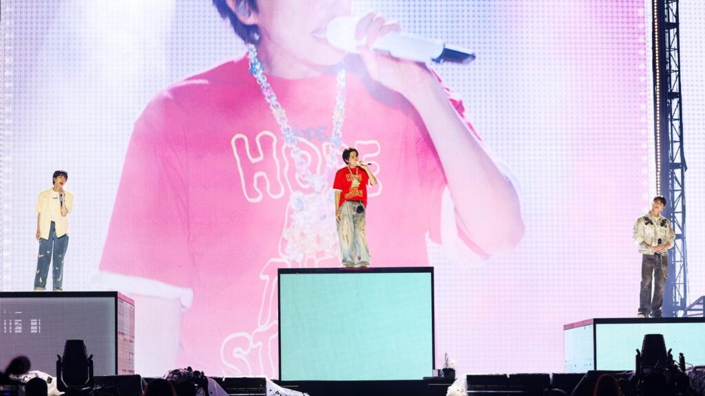 J-HOPEのワールドツアーのフィナーレでステージに上がったジンとジョングク Courtesy of BigHit Music