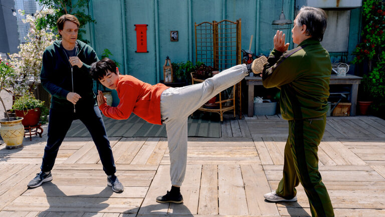 （左から）ラルフ・マッチオ、ベン・ウォン、ジャッキー・チェン　『ベスト・キッド：レジェンズ』より　写真： Jonathan Wenk/Sony