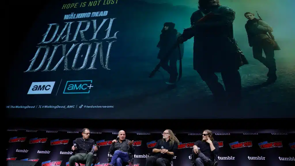 2023年10月12日に開催されたAMCとAMC+主催の「ウォーキング・デッド：ダリル・ディクソン」のステージに登壇した、スコット・M・ギンプル、デヴィッド・ザベル、グレッグ・ニコテロ、ノーマン・リーダス PHOTO BY JASON MENDEZ/GETTY IMAGES FOR AMC