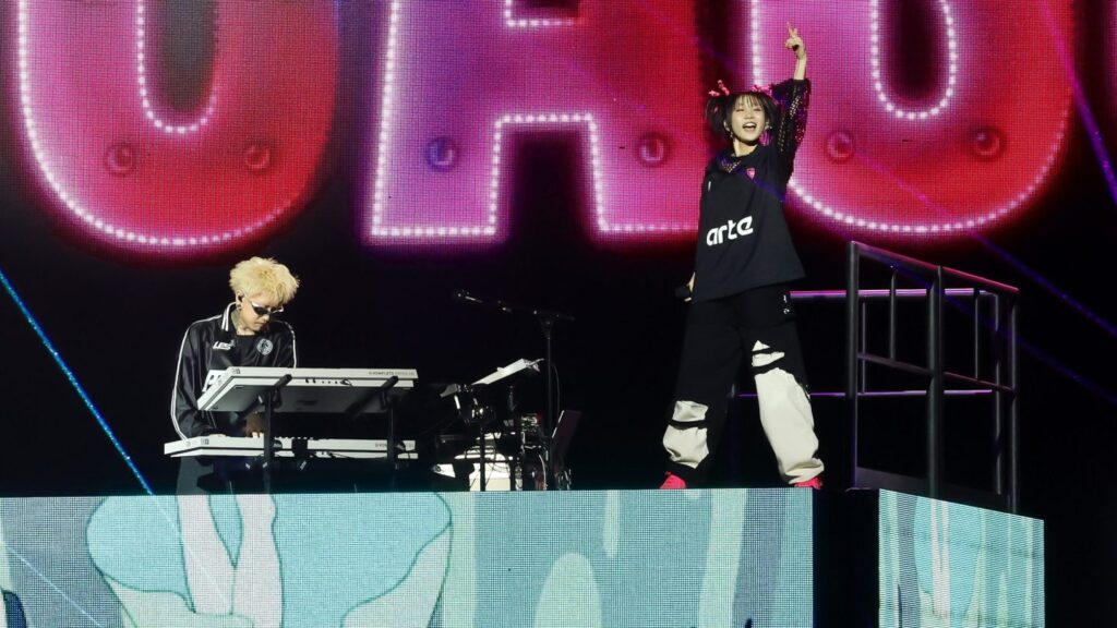 2024年の米音楽フェスティバル「コーチェラ」でパフォーマンスをするYOASOBI 写真：Frazer Harrison/Getty Images for Coachella