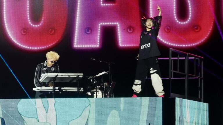 2024年の米音楽フェスティバル「コーチェラ」でパフォーマンスをするYOASOBI 写真：Frazer Harrison/Getty Images for Coachella