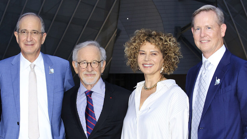 （左から）コムキャストCEO ブライアン・L・ロバーツ、スティーヴン・スピルバーグ、NBCユニバーサルのドナ・ラングレー、コムキャストのマイク・キャバナー Julien M. Hekimian/Getty Images
