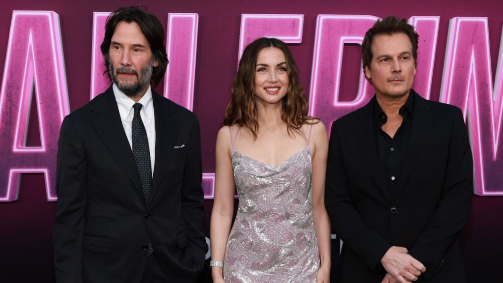『バレリーナ：The World of John Wick』のLAプレミアにて 左から）キアヌ・リーブス、アナ・デ・アルマス、レン・ワイズマン監督 Matt Winkelmeyer/Getty Images