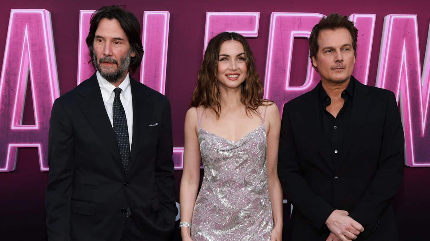 『バレリーナ:The World of John Wick』のLAプレミアにて 左から)キアヌ・リーブス、アナ・デ・アルマス、レン・ワイズマン監督 Matt Winkelmeyer/Getty Images