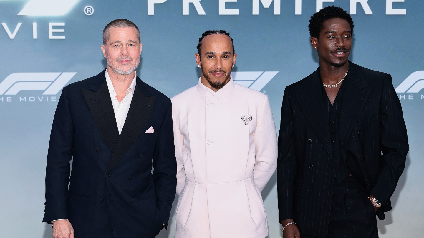 タイムズスクエアで行われた『F1/エフワン』ワールドプレミアに登場した、ブラッド・ピット、ルイス・ハミルトン、ダムソン・イドリス 写真:Dimitrios Kambouris/Getty Images