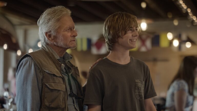 マイケル・ダグラスとウォーカー・スコベル Courtesy of Good Deed Entertainment