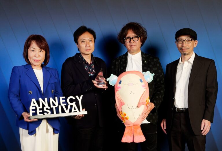左から田中栄子プロデューサー、青木康浩監督、キャラクターデザインの小島大和氏、演出の古屋勝悟氏