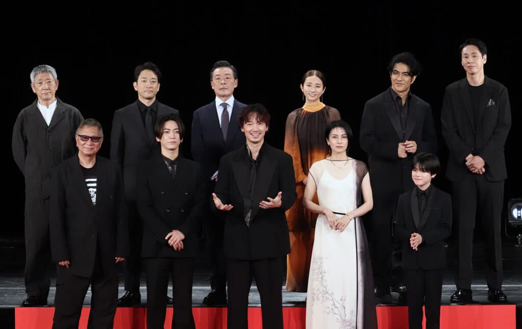 （前列左から）三池崇史監督、亀梨和也、綾野剛、柴咲コウ、三浦綺羅（後列同）小林薫、迫田孝也、光石研、木村文乃、北村一輝、大倉孝二©︎The Hollywood Reporter Japan