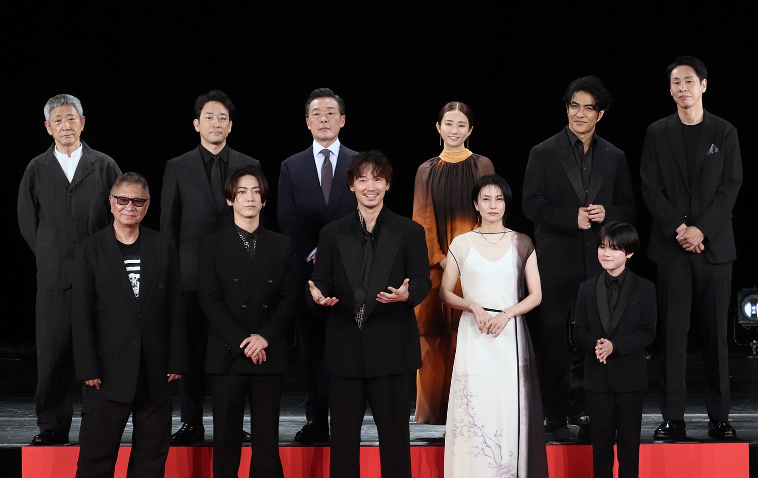 （前列左から）三池崇史監督、亀梨和也、綾野剛、柴咲コウ、三浦綺羅（後列同）小林薫、迫田孝也、光石研、木村文乃、北村一輝、大倉孝二©︎The Hollywood Reporter Japan