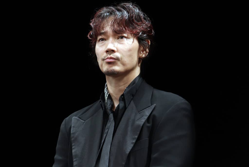 「今まで体験したことのない時間を提供できる」と自信を見せた綾野剛 ©︎The Hollywood Reporter Japan