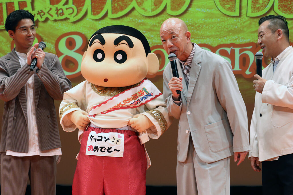 しんのすけから結婚を祝福され照れる小峠 ©The Hollywood Reporter Japan