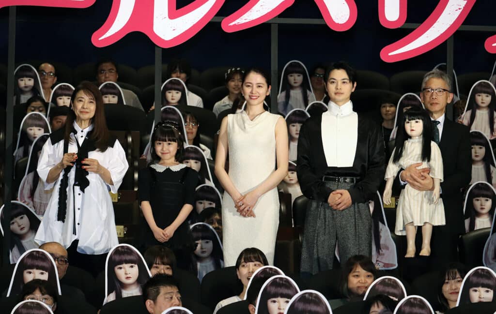 左から風吹ジュン、池村碧彩、長澤まさみ、瀬戸康史、矢口史靖監督 ©︎The Hollywood Reporter Japan