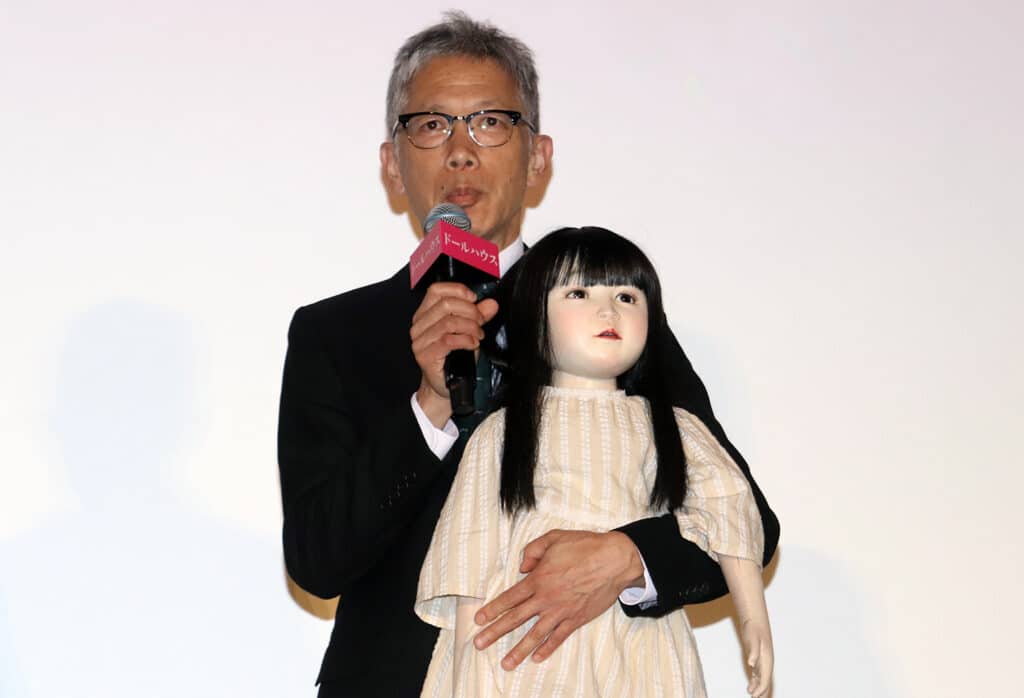 アヤちゃん人形を抱く矢口史靖監督 ©︎The Hollywood Reporter Japan