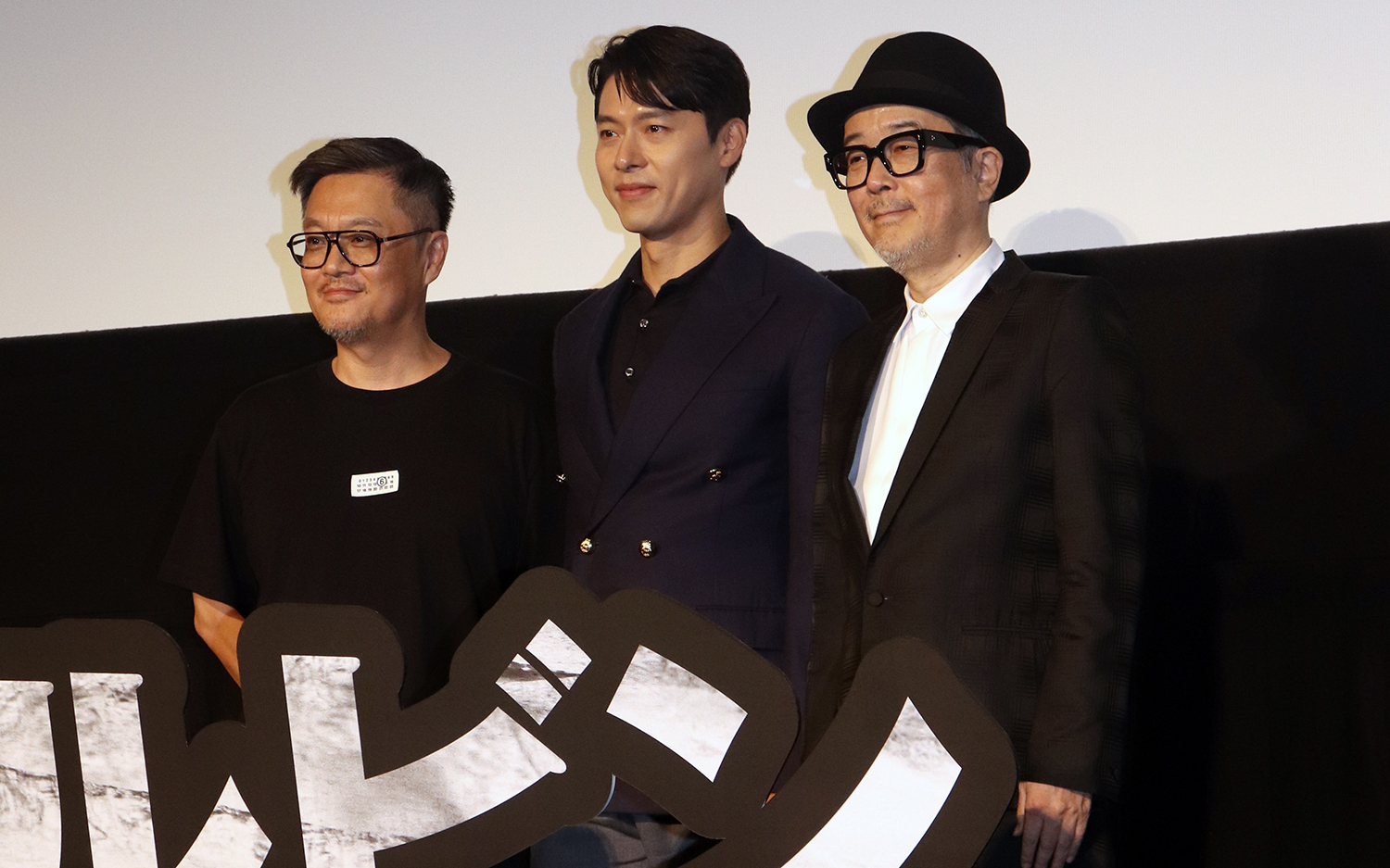 左から）ウ・ミンホ監督、ヒョンビン、リリー・フランキー　©︎The Hollywood Reporter Japan
