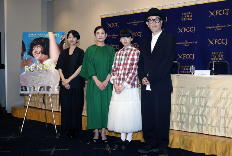 左から早川千絵監督、石田ひかり、鈴木唯、リリー・フランキー ©︎The Hollywood Reporter Japan