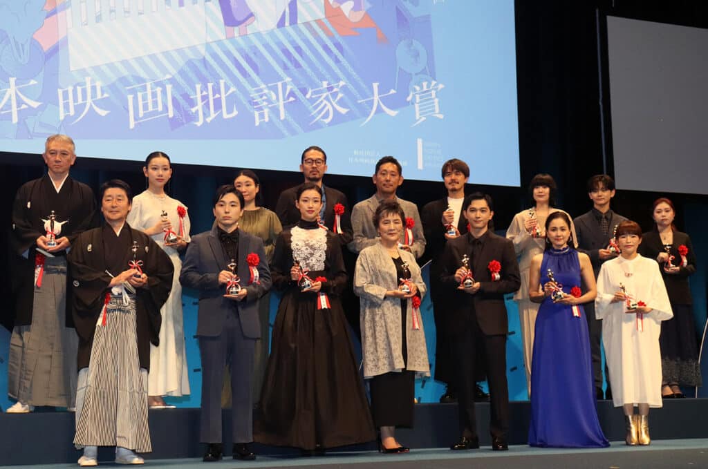 第34回日本批評家大賞の授賞式にて（前列左から）東映剣会の清家三彦、森優作、河合優実、根岸季衣、吉沢亮、忍足亜希子、呉美保（後列同）本山力、長澤樹、甲斐さやか監督、竹林亮監督、入江悠監督、押山清高監督、山中瑤子監督、齋藤潤、田畑華子氏 ©︎The Hollywood Reporter Japan