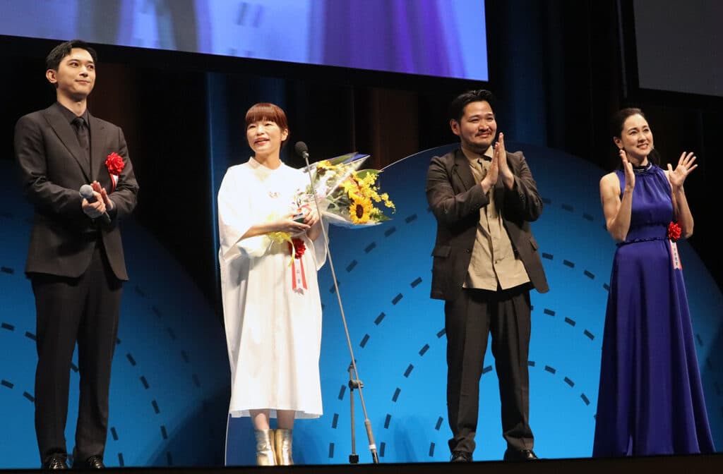 4冠を制した『ぼくが生きてる、ふたつの世界』の（左から）吉沢亮、呉美保監督、今井彰人、忍足亜希子 ©︎The Hollywood Reporter Japan