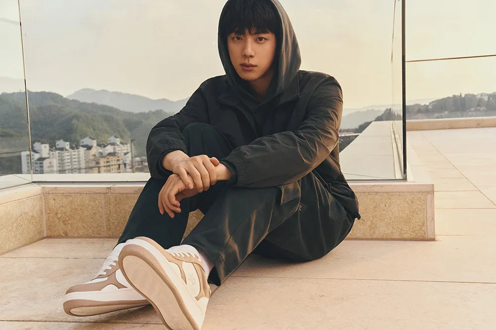 BTSのJin　写真：COURTESY OF ALO YOGA