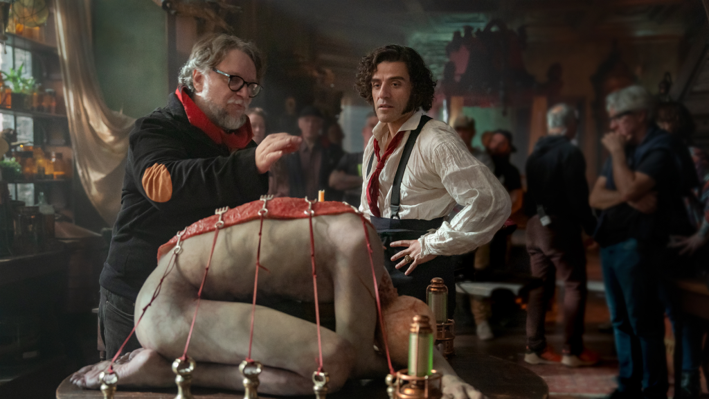 オスカー・アイザックとギレルモ・デル・トロ、『フランケンシュタイン』の舞台裏にて Netflix