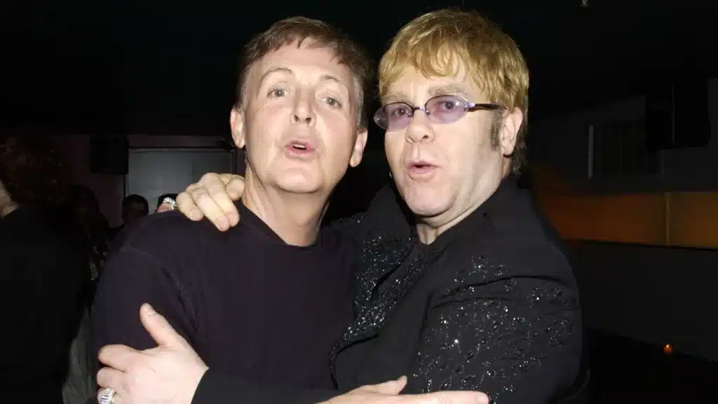 2002年3月24日、ポール・マッカートニー（左）とエルトン・ジョン KMazur/WireImage