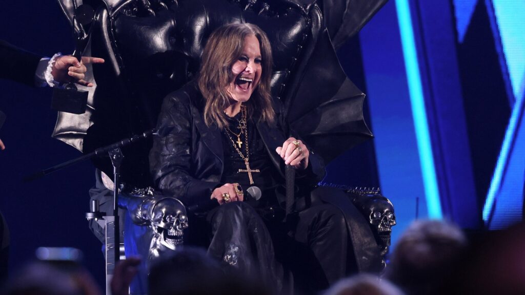 オジー・オズボーン、2024年ロックの殿堂入り式典でスピーチする様子 Photo by Dia Dipasupil/Getty Images for The Rock and Roll Hall of Fame