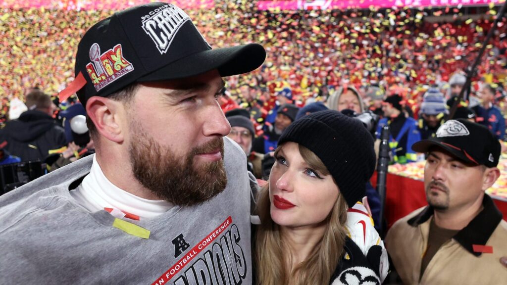 婚約を発表したトラビス・ケルシーとテイラー・スウィフト
