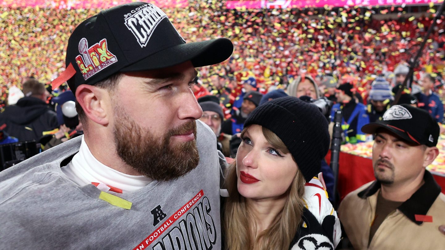 婚約を発表したトラビス・ケルシーとテイラー・スウィフト