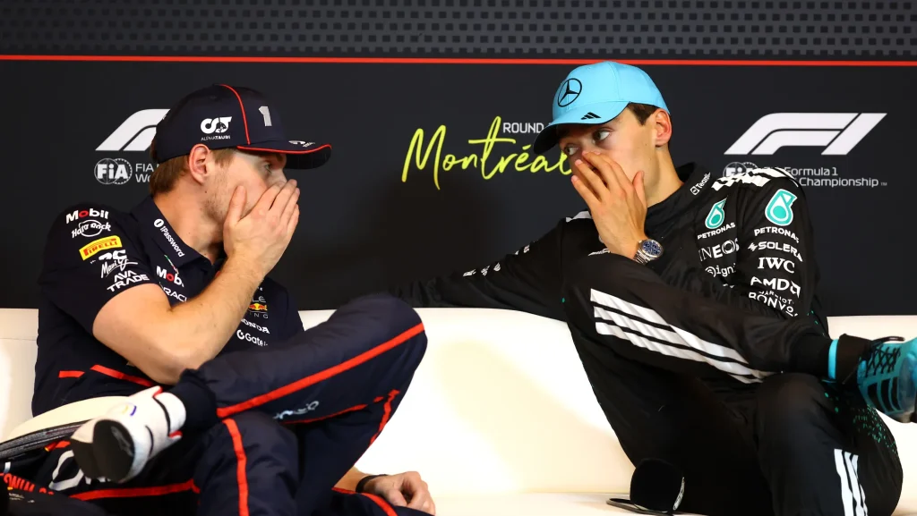 F1レーサーのジョージ・ラッセル（右）とマックス・フェルスタッペンは、2025年6月15日のカナダGP後、モントリオールで行われた記者会見に臨んだ。このレースでは、両者の間に緊張感あふれる“駆け引き”が繰り広げられた。 実のところ、このスポーツはあなたが思っている以上に“リアリティ番組”に近いのである。Clive Rose/Getty Images