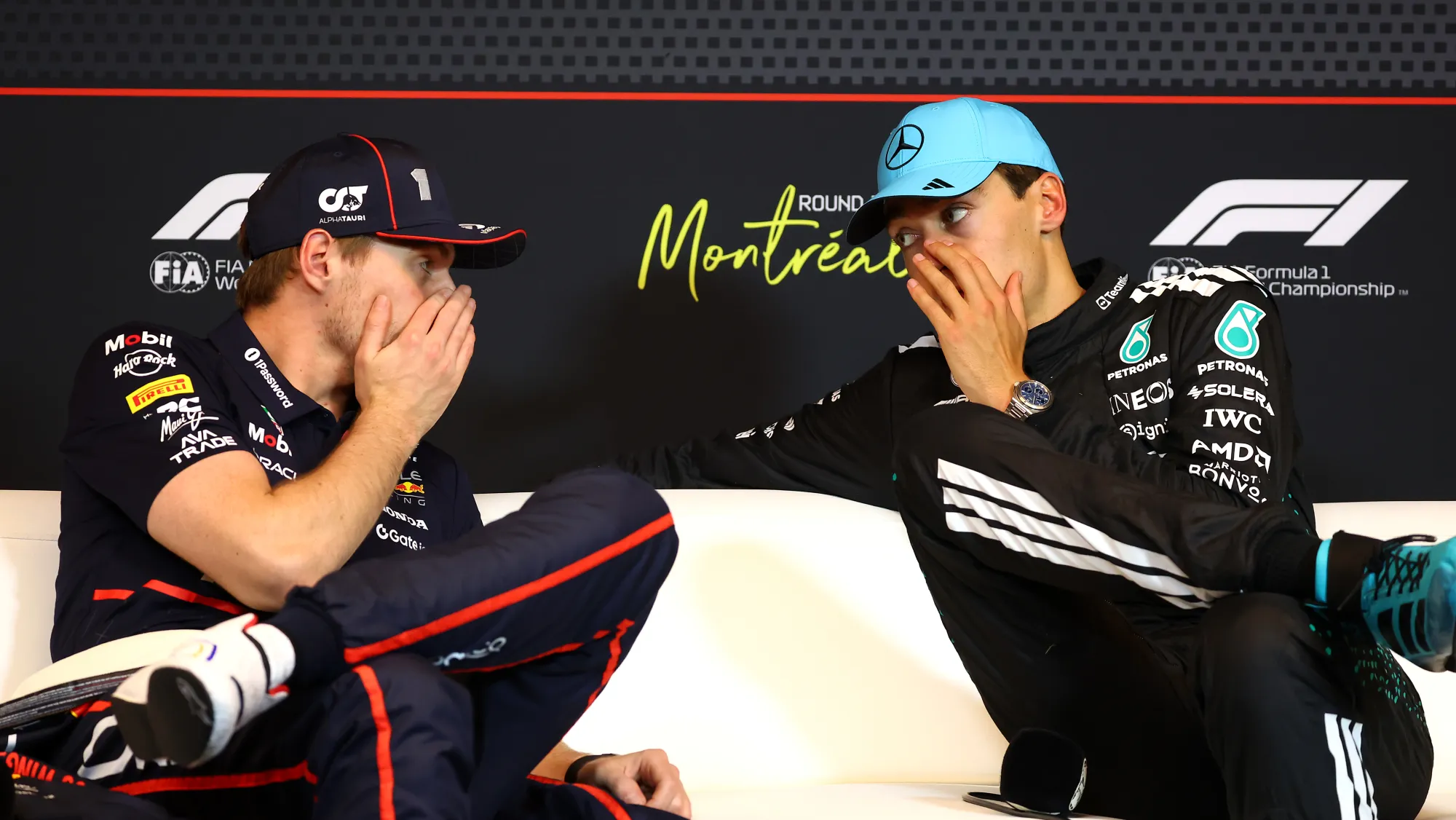 F1レーサーのジョージ・ラッセル（右）とマックス・フェルスタッペンは、2025年6月15日のカナダGP後、モントリオールで行われた記者会見に臨んだ。このレースでは、両者の間に緊張感あふれる“駆け引き”が繰り広げられた。 実のところ、このスポーツはあなたが思っている以上に“リアリティ番組”に近いのである。Clive Rose/Getty Images