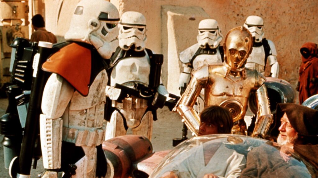 『スター・ウォーズ エピソード4／新たなる希望』（1977年）のタトゥイーンでルーク・スカイウォーカー（演：マーク・ハミル）とオビ＝ワン・ケノービ（演：アレック・ギネス）に問いかけるストームトルーパー Everett Collection