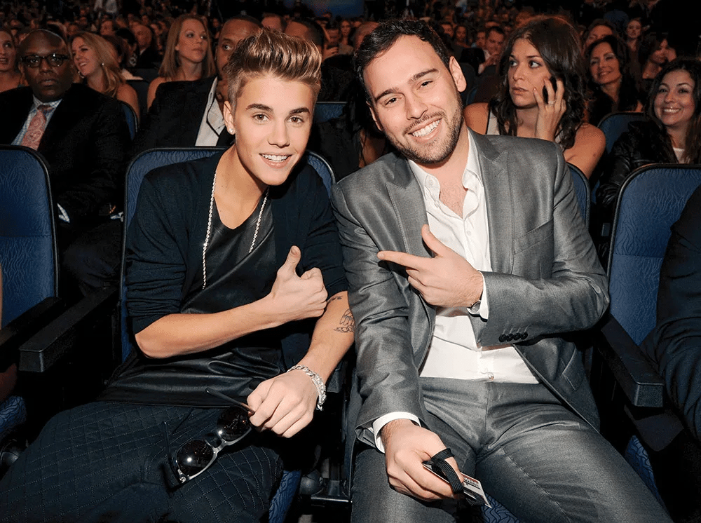 2012年、ビーバーと当時のマネージャー、スクーター・ブラウン（右）　写真： Kevin Mazur/AMA2012/WireImage