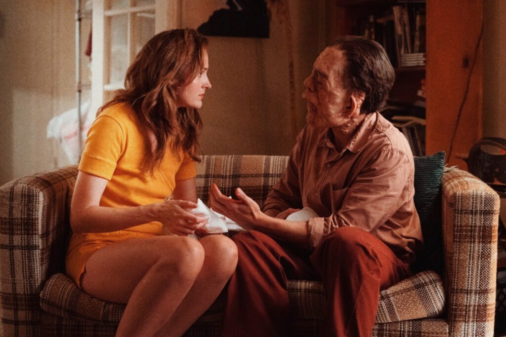 レナーテ・レインスヴェ（左）、セバスチャン・スタン（右）、映画『顔を捨てた男』より © 2023 FACES OFF RIGHTS LLC. ALL RIGHTS RESERVED.
