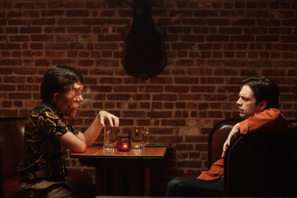 アダム・ピアソン、セバスチャン・スタン、映画『顔を捨てた男』より © 2023 FACES OFF RIGHTS LLC. ALL RIGHTS RESERVED.