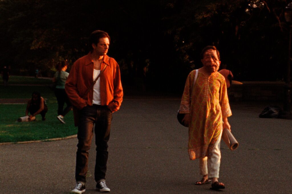 セバスチャン・スタン（左）、アダム・ピアソン（右）、映画『顔を捨てた男』より © 2023 FACES OFF RIGHTS LLC. ALL RIGHTS RESERVED.