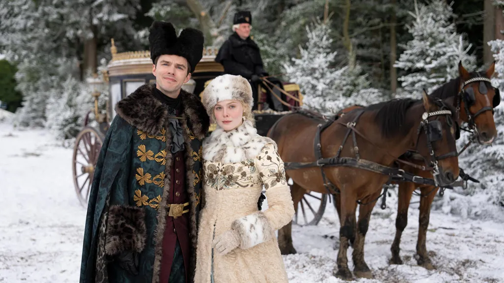 『THE GREAT』でピーター役のニコラス・ホルトとエカテリーナ役のエル・ファニング
 CHRISTOPHER RAPHAEL/HULU