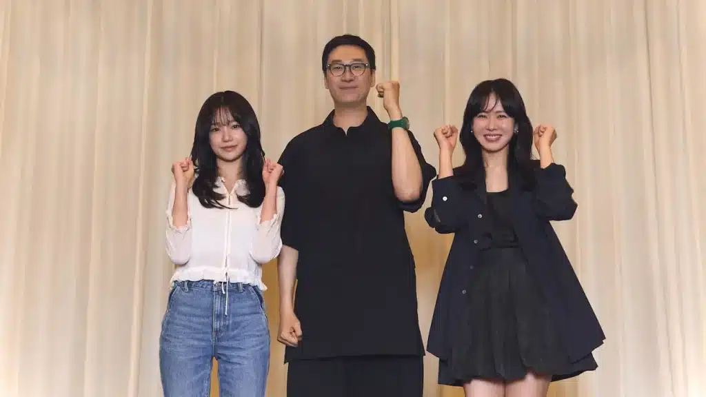 （左から）チョ・ユリ、キム・ヨンフン、ソン・イェジン、Netflixのドラマ『Variety（バラエティ）』の台本読み合わせにて
