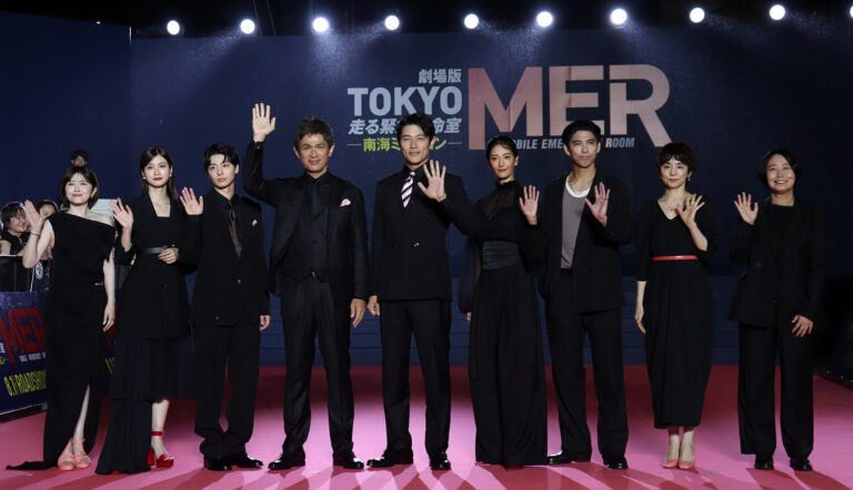 左から宮澤エマ、生見愛瑠、高杉真宙、江口洋介、鈴木亮平、菜々緒、賀来賢人、石田ゆり子、松木彩監督 ©︎The Hollywood Reporter Japan