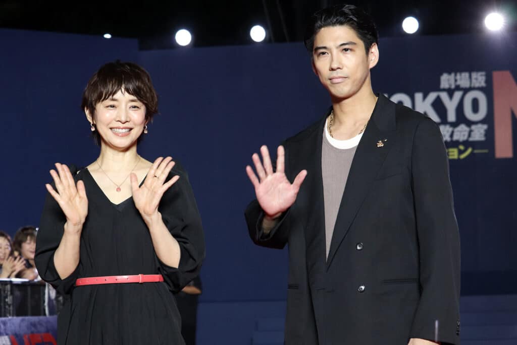 石田ゆり子、賀来賢人 ©︎The Hollywood Reporter Japan