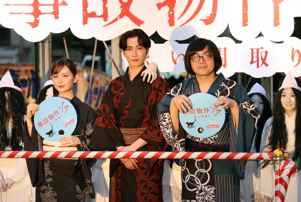『事故物件ゾク 恐い間取り』左から）畑芽育、Snow Manの渡辺翔太、松原タニシ ©︎The Hollywood Reporter Japan