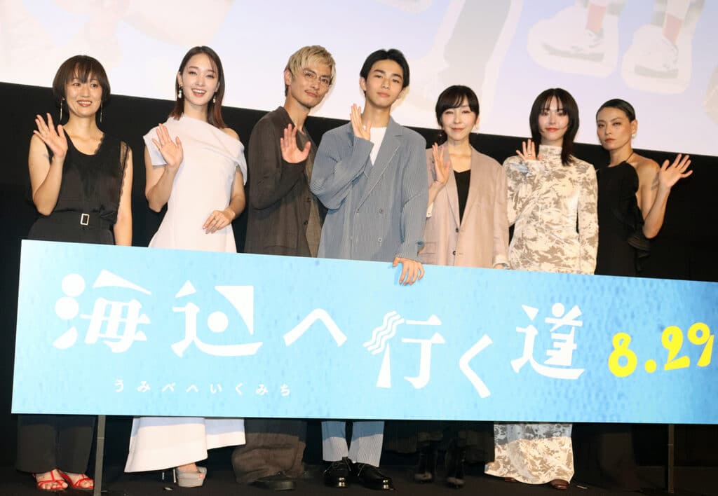 映画『海辺へ行く道』、左から横浜聡子監督、剛力彩芽、高良健吾、原田琥之佑、麻生久美子、唐田えりか、菅原小春 ©︎The Hollywood Reporter Japan