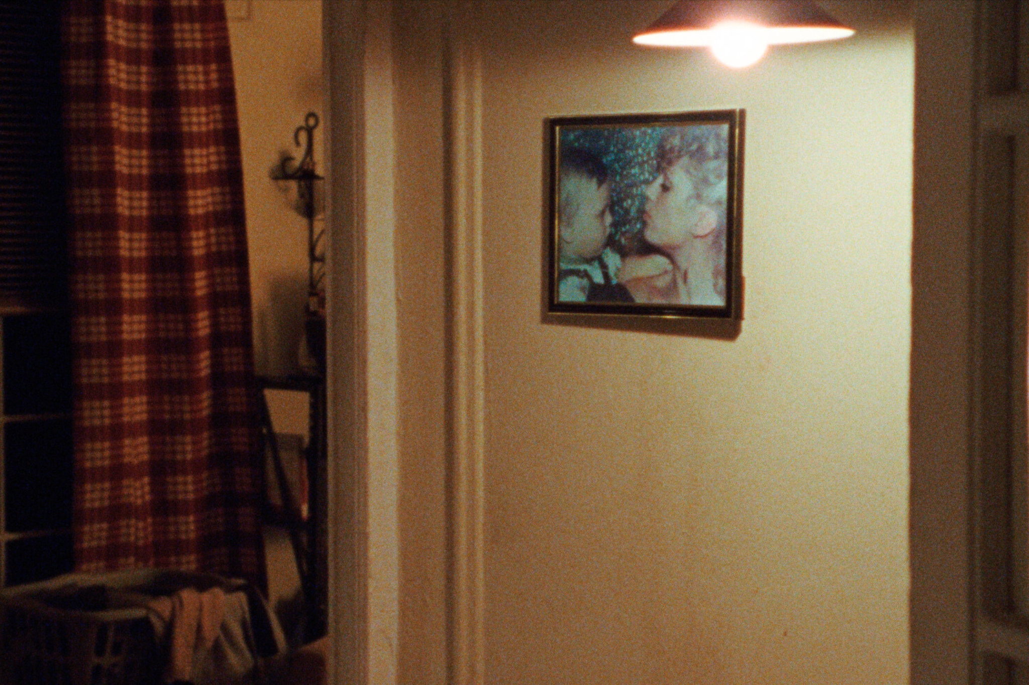 映画『顔を捨てた男』より © 2023 FACES OFF RIGHTS LLC. ALL RIGHTS RESERVED.