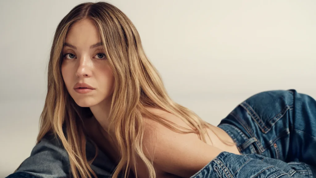 シドニー・スウィーニー、アメリカンイーグルの2025年秋キャンペーンより　Courtesy of American Eagle