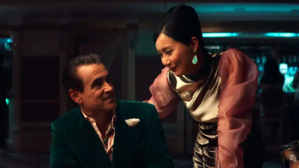 （左）コリン・ファレル、（右）ファラ・チャン、Netflix映画『端くれ賭博人のバラード』より　写真：Courtesy of Netflix