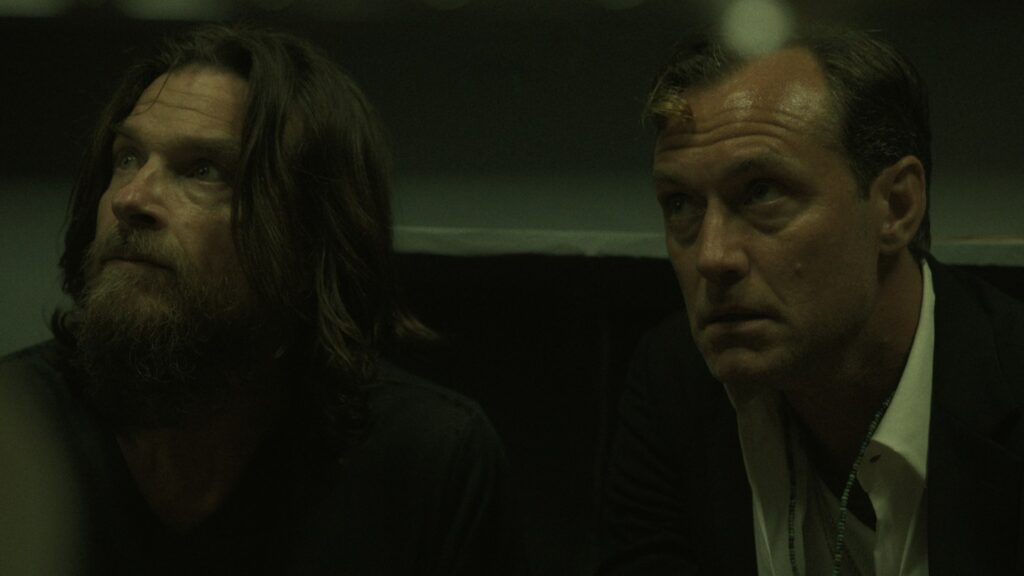 ジェイソン・ベイトマンとジュード・ロウ Courtesy of Netflix © 2025
