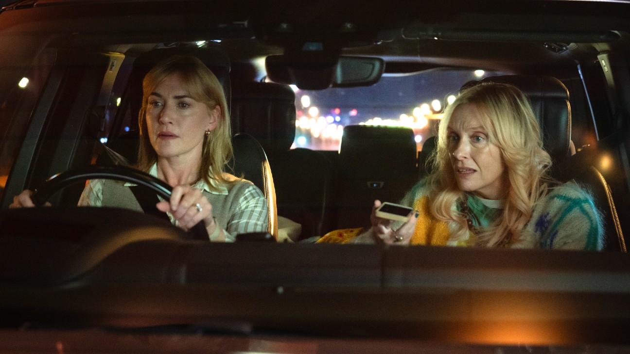 『Goodbye June』のケイト・ウィンスレット(左)とトニ・コレット Courtesy of Netflix