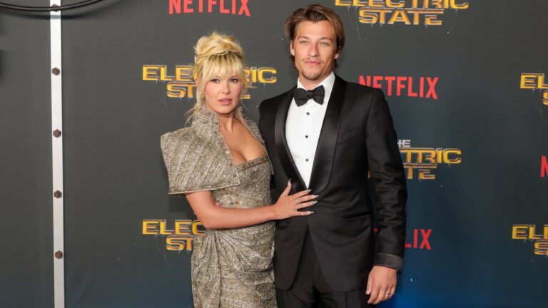 （左）ミリー・ボビー・ブラウン、（右）ジェイク・ボンジョヴィ、Netflix映画『エレクトリック・ステイト』のワールドプレミアにて　写真：Kevin Winter/Getty Images
