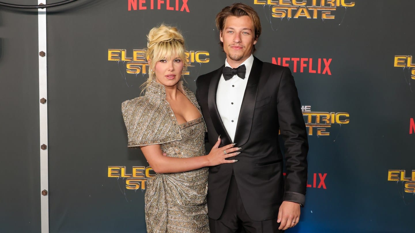 （左）ミリー・ボビー・ブラウン、（右）ジェイク・ボンジョヴィ、Netflix映画『エレクトリック・ステイト』のワールドプレミアにて　写真：Kevin Winter/Getty Images